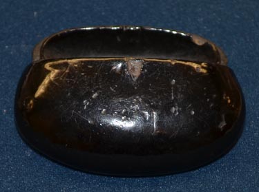a%20black%20snuffbox%20with%20a%20hinged%20lid